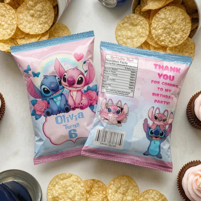 Może przedstawiać: Dwie torebki chips&oacute;w z r&oacute;żowo-niebieskim wzorem z postaciami z kresk&oacute;wek. Na jednej torebce napis "Olivia Turns 6", a na drugiej "Dziękuję za przybycie na moje urodziny!" Chipsy i babeczki otaczają torebki.