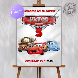 Pu&ograve; includere: Un cartello per feste con i personaggi del film Cars: Saetta McQueen, Cricchetto e Sally. Il cartello dice "Welcome to Celebrate", "Victor Turns 5" e la data "Saturday 24th May". Il cartello &egrave; su un cavalletto.