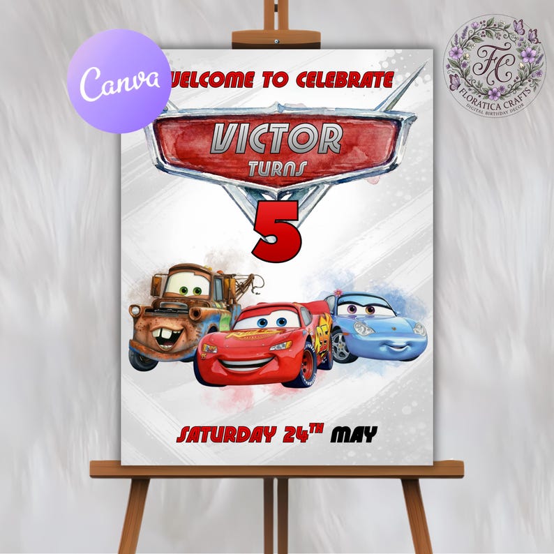 Pu&ograve; includere: Un cartello per feste con i personaggi del film Cars: Saetta McQueen, Cricchetto e Sally. Il cartello dice "Welcome to Celebrate", "Victor Turns 5" e la data "Saturday 24th May". Il cartello &egrave; su un cavalletto.