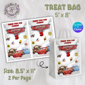 Pu&ograve; includere: Sacchetto bianco per dolcetti e due fogli stampati a tema Cars. Il sacchetto misura 12,7 cm x 20,3 cm e i fogli 21,6 cm x 27,9 cm. Il design include il testo "Grazie per essere venuti" e "Victor compie 5 anni", con illustrazioni di auto.