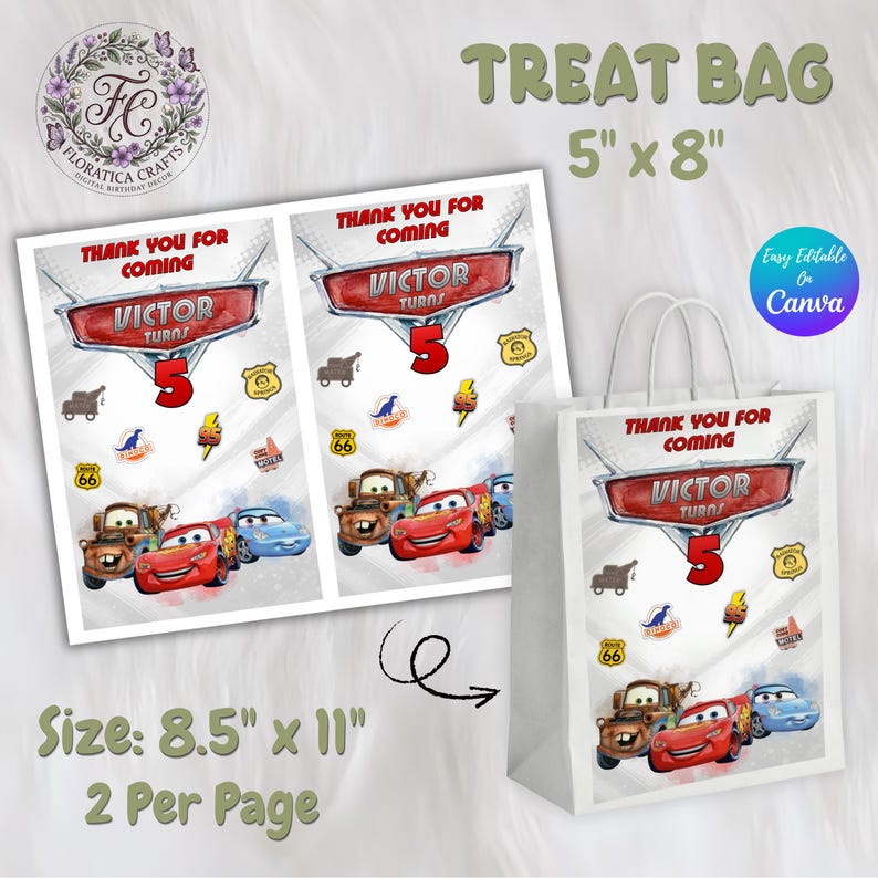 Pu&ograve; includere: Sacchetto bianco per dolcetti e due fogli stampati a tema Cars. Il sacchetto misura 12,7 cm x 20,3 cm e i fogli 21,6 cm x 27,9 cm. Il design include il testo "Grazie per essere venuti" e "Victor compie 5 anni", con illustrazioni di auto.