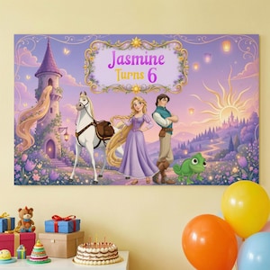 Pode incluir: Um pano de fundo retangular para festas com uma moldura ornamentada em roxo e dourado com o texto Jasmine Turns 6. A cena retrata uma torre de pedra alta, um cavalo branco, uma mulher de cabelos loiros longos, um homem e um camaleão verde.