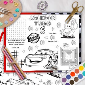 Puede incluir: Una hoja de actividades para colorear con Rayo McQueen y Mate de la película Cars. La hoja incluye el texto "Jackson Turns 6", una sopa de letras, un laberinto y otras actividades. También incluye lápices de colores, pintura y tijeras.