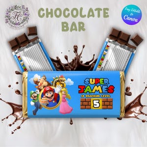 Può includere: Una barretta di cioccolato con un involucro blu con personaggi dei cartoni animati e la scritta "SUPER JAMES IS REACHING LEVEL 5." La barretta è circondata da cioccolato e dalle parole "CHOCOLATE BAR."