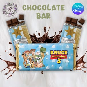 Puede incluir: Barra de chocolate con envoltorio azul y dorado con personajes de dibujos animados y el texto "Bruce Is Turning 3". La imagen incluye cuadrados de chocolate y un chapoteo de chocolate. Las palabras "Chocolate Bar" están en la parte superior.