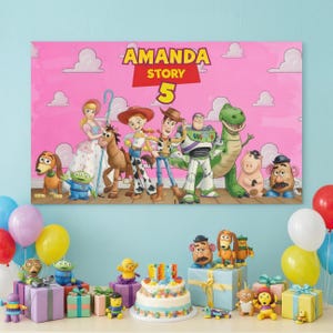 Può includere: Uno sfondo rettangolare rosa con il testo AMANDA STORY 5 e illustrazioni dei personaggi di Toy Story, tra cui Woody, Jessie, Buzz Lightyear, Rex, Slinky Dog, Bullseye, Hamm e Mr. Potato Head su un cielo azzurro con nuvole.