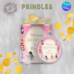 Op de afbeelding: Een cilindervormige Pringles-bus met een roze etiket met diverse prinsessenillustraties en de tekst Princess OLIVIA'S 5th Birthday. De bus is omringd door verspreide aardappelchips, met een bijpassend rond deksel dat ervoor is geplaatst.