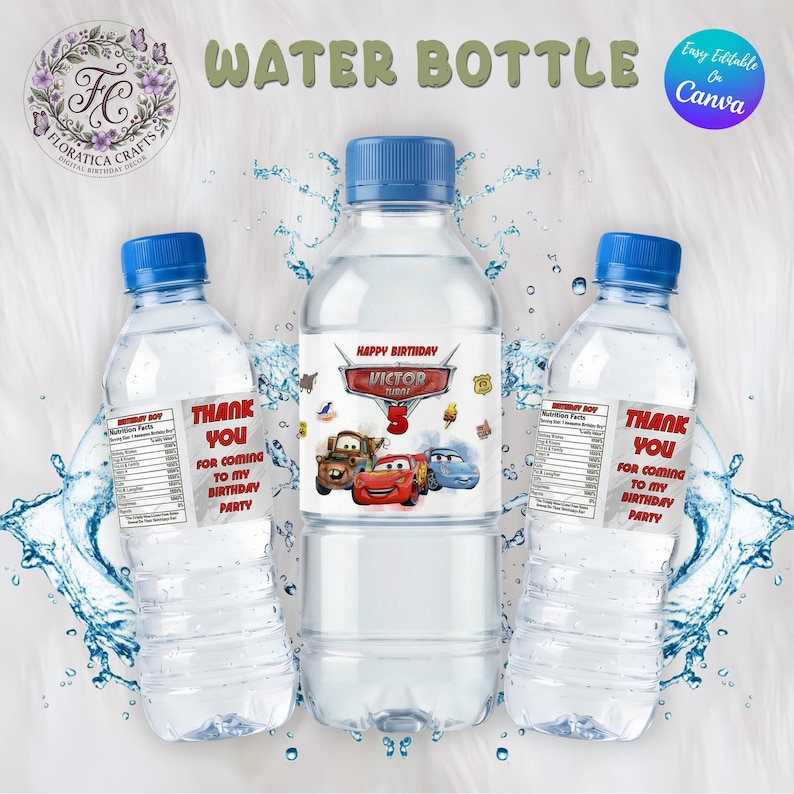 Puede incluir: Tres botellas de agua de pl&aacute;stico transparente con tapas azules. La botella central tiene una etiqueta que dice "Happy Birthday Victor" con un dise&ntilde;o de coche de dibujos animados. Las otras dos botellas tienen etiquetas que dicen "Gracias por venir a mi fiesta de cumplea&ntilde;os."