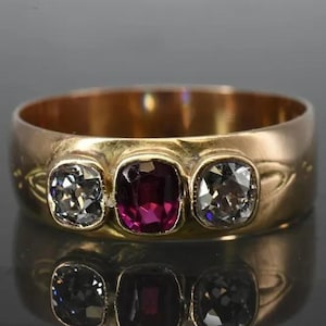 Vintage Three Stone Ruby Ring, Gold Trilogy Gemstone Band, Antique Style Stacking Ring, Red Gemstone Wedding Band for Her