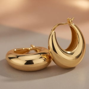 Pendientes de aro en forma de lágrima de oro de 14 quilates, llamativos y minimalistas.
