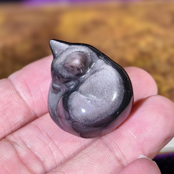 Handgeschnitzte silberne Obsidian schlafende Katzenfiguren: Natürliches Kristalltierdekor