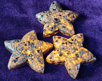 Statuetta a forma di stella marina in Yooperlite intagliata a mano: scultura in cristallo fluorescente reattivo ai raggi UV.