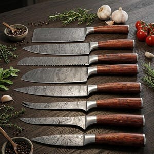 Könnte beinhalten: Ein Set aus acht Küchenmessern mit Damaststahlklingen und braunen Holzmaserungsgriffen, die in einer Reihe angeordnet sind. Die Messer weisen verschiedene Klingenformen auf, darunter ein Hackmesser, eine Wellenschliffklinge und Schälmesser.