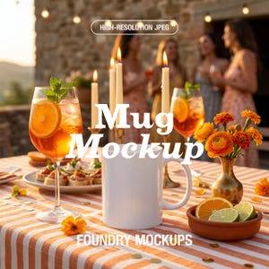 Könnte beinhalten: Eine weiße Keramiktasse mit Henkel steht auf einem Tisch mit einer orange-weiß gestreiften Tischdecke. Der Tisch ist für ein Treffen gedeckt, mit Cocktails, Vorspeisen und Blumen. Der Text "Mug Mockup" wird angezeigt.
