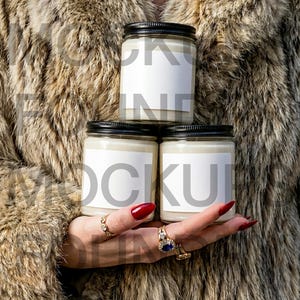 Mockup de vela em pote de vidro de 255g | Estilo editorial com casaco de pele empilhado (JPEG)
