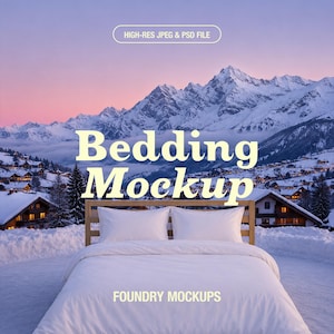 Puede incluir: Un juego de cama blanco con dos almohadas sobre un marco de madera, frente a un paisaje de montaña nevado. El texto dice: HIGH-RES JPEG & PSD FILE, Bedding Mockup y FOUNDRY MOCKUPS. La escena muestra un cielo despejado al atardecer.