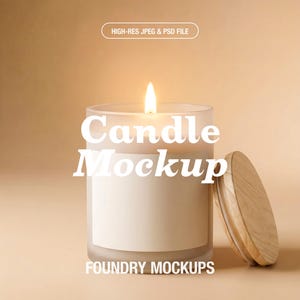 Op de afbeelding: Een brandende kaars in een matglazen pot met een houten deksel. De kaars heeft een wit etiket en de tekst "Candle Mockup" en "Foundry Mockups" worden weergegeven. De achtergrond is effen beige.