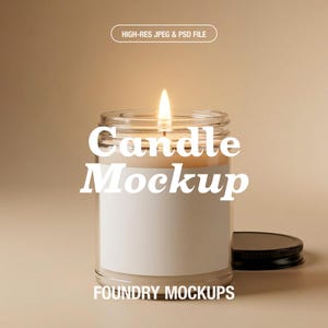 Può includere: Una candela accesa in un barattolo di vetro trasparente con un'etichetta bianca. La candela è su uno sfondo neutro. Il testo "Candle Mockup" e "FOUNDRY MOCKUPS" sono visualizzati sul barattolo. Il coperchio è nero e si trova accanto al barattolo.