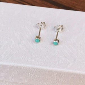 Orecchini a lobo piccoli con turchese, in argento sterling 925, con pietra preziosa rotonda e minimalista, gioielli per tutti i giorni.