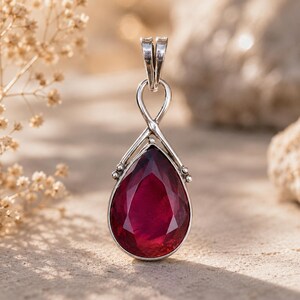Colgante de plata de ley con granate de Mozambique talla pera, collar de piedra preciosa roja hecho a mano, regalo para ella.