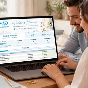 Könnte beinhalten: Ein Paar betrachtet einen Hochzeitsplaner auf einem Laptop. Der Bildschirm zeigt "Wedding Planner" und "FlowTabPro" mit Details wie "Sophie & Alexander" und "49 Tage bis zur Hochzeit". Eine Tasse und ein Notizbuch liegen auf dem Tisch.