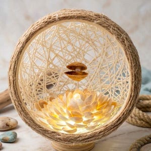 Könnte beinhalten: Ein Set aus drei Keramikbechern mit gesprenkelter, matter Oberfläche. Jeder Becher hat eine andere Farbe: hellblau, cremefarben und grau. Die Becher haben ein schlichtes, modernes Design, ideal für Kaffee oder Tee.