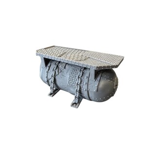 Pode incluir: Objeto cilíndrico cinza com uma parte superior gradeada e detalhes de corrente. O objeto tem uma superfície texturizada e é suportado por dois pés. O design sugere uma estética steampunk ou industrial.