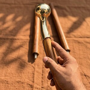 Bastón de madera con empuñadura de bola de latón macizo / Accesorio plegable de estilo vintage, estilo steampunk
