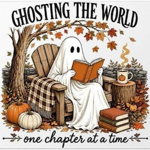 Puede incluir: Un fantasma blanco sentado en una silla de madera leyendo un libro naranja, con una manta a cuadros, calabazas, una pila de libros y una taza sobre un tocón. El texto dice GHOSTING THE WORLD y one chapter at a time, entre hojas de otoño.