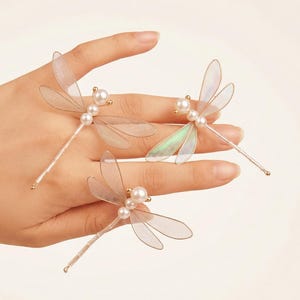 Pinza para el cabello de libélula de filigrana hecha a mano / Broche de perla de caballito del diablo iridiscente / Horquilla de hada / Accesorio de boda nupcial / Joyería inspirada en la naturaleza
