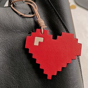 Handgemachter 8-Bit Pixel Herz Taschenanhänger, Taschenanhänger aus echtem Leder Retro Gaming Schlüsselanhänger, Y2K Ästhetik Taschenanhänger, Gamer Geschenk für ihren Rucksack