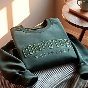 Felpa ricamata "Computer Whisperer", regalo per tecnici IT, abbigliamento per ingegneri del software