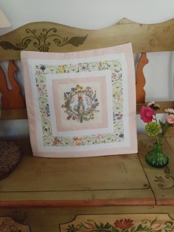 Coussin Patchwork Floral Fait Main – Tissu Américain 100% Coton – Déco Artisanale Unique