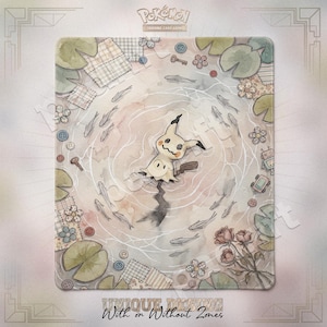 Peut inclure: Un tapis de jeu rectangulaire illustrant un personnage Mimikyu au centre, entouré de rides dans l'eau, de petits poissons, de nénuphars, de boutons, de clés et de fleurs dans un style aquarelle. Le logo Pokémon Trading Card Game est en haut.