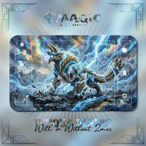 Peut inclure: Un tapis de jeu Magic The Gathering rectangulaire illustré d'un loup blindé bleu et doré, rugissant au milieu d'éclairs. Le tapis comporte des zones de jeu délimitées par des lignes blanches marquées Battlefield, Library, Graveyard, Lands et Exile.