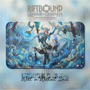 Könnte beinhalten: Eine rechteckige Spielmatte für das Riftbound League of Legends Sammelkartenspiel mit einer zentralen Illustration einer zentaurenartigen Figur in Blau- und Grüntönen, umgeben von Schmetterlingen und Büchern, mit einer nummerierten Spalte von 0 bis 8.