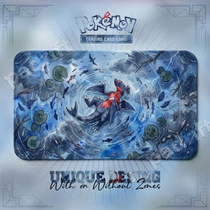 Könnte beinhalten: Eine rechteckige Spielmatte mit dem Pokémon Trading Card Game Logo oben. In der Mitte schwimmt ein dunkelblau-rotes Knakrack im Wasser, umgeben von Seerosen, kleinen Fischen, Federn und Zweigen. Der Text unten lautet UNIQUE DESING With or Without Zones.