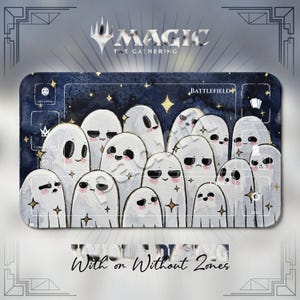Pode incluir: Um tapete de jogo retangular Magic The Gathering com um fundo de noite estrelada azul-escura e um grupo de fantasmas brancos em desenho animado. O tapete inclui zonas delineadas em branco rotuladas como Battlefield, Library, Graveyard, Lands, Exile, Life Total e Commander.