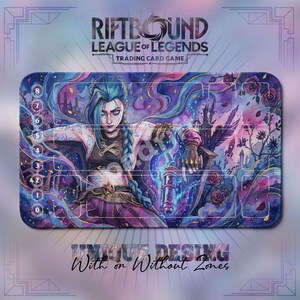 Può includere: Tappetino da gioco rettangolare per il "Riftbound League of Legends Trading Card Game". Presenta un'illustrazione ad acquerello di un personaggio femminile con i capelli blu, circondato da uno sfondo viola e blu. Il testo "UNIQUE DESING With or Without Zones" è in basso.