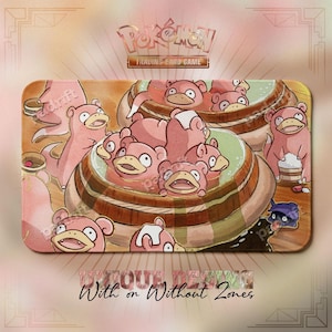 Könnte beinhalten: Eine rechteckige Spielmatte mit mehreren rosa Slowpoke-Figuren aus dem Pokémon-Sammelkartenspiel. Das Design zeigt mehrere Slowpoke-Figuren, die sich um und in mit grünem Wasser gefüllten Holzzubern versammelt haben, sowie eine kleine dunkle Figur.