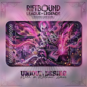 Può includere: Tappetino rettangolare per gioco di carte collezionabili con un'illustrazione fantasy. Il tappetino presenta una combinazione di colori viola e rosa con un'immagine centrale di un personaggio femminile. Il testo "RIFTBOUND LEAGUE OF LEGENDS TRADING CARD GAME" è in alto.