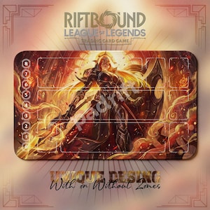 Puede incluir: Alfombrilla rectangular Riftbound League of Legends. Presenta una guerrera con lanza y escudo sobre un fondo de fuego. La alfombrilla tiene zonas numeradas y el texto "UNIQUE DESIGN With or Without Zones".