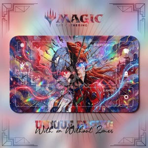 Può includere: Un tappetino da gioco rettangolare per Magic The Gathering con un'illustrazione di un personaggio anime dal volto diviso con capelli blu e rossi. Il design include zone di gioco etichettate come Battlefield, Lands, Library, Graveyard, Exile, Life Total, Commander e Tax.