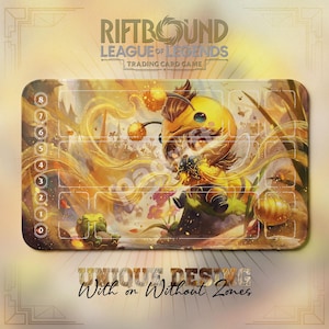 Puede incluir: Alfombrilla rectangular Riftbound League of Legends. Presenta un personaje de abeja de dibujos animados en tonos amarillos, marrones y verdes. La alfombrilla tiene zonas numeradas y el texto "UNIQUE DESIGN With or Without Zones".