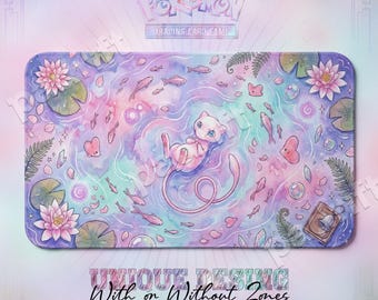 Op de afbeelding: Een rechthoekige speelmat met een aquarelontwerp. Het toont een roze Mew-personage in een vijver met vissen, harten en waterlelies. De bovenkant heeft het "Pokemon Trading Card Game" logo. De onderkant leest "UNIQUE DESIGN With or Without Zones."