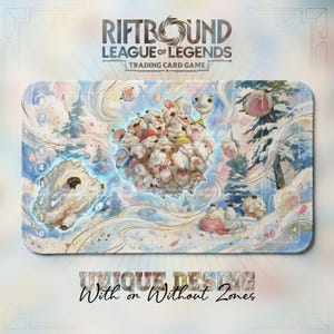 Puede incluir: Alfombrilla de juego rectangular para el juego de cartas coleccionables Riftbound League of Legends. El diseño presenta un paisaje invernal con criaturas blancas y un grupo central de personajes similares. El texto "UNIQUE DESIGN With or Without Zones" está en la parte inferior.