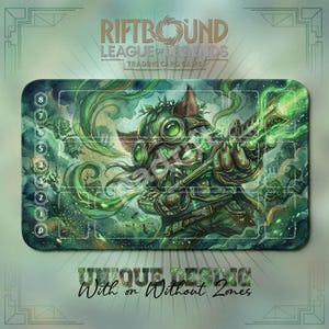 以下が含まれることがあります： 「Riftbound League of Legends Trading Card Game」の長方形プレイマット。ゴーグルと武器を持ったキャラクターの緑とティール色のイラストが特徴です。マットには番号が付けられたゾーンと「UNIQUE DESIGN With or Without Zones」というテキストがあります。