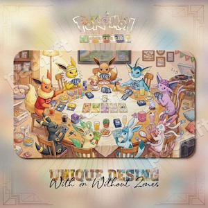 Op de afbeelding: Een rechthoekige speelmat met een verzameling van verschillende Pokémon-personages die kaarten spelen. De mat heeft het "Pokémon Trading Card Game" logo bovenaan en de tekst "UNIQUE DESIGN With or Without Zones" onderaan.