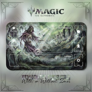 Puede incluir: Un tapete de juego rectangular de Magic The Gathering que muestra una figura esquelética con una capa morada en un cementerio oscuro y brumoso. El tapete incluye zonas delineadas en blanco etiquetadas como Battlefield, Lands, Library, Graveyard, Exile, Life Total y Commander.