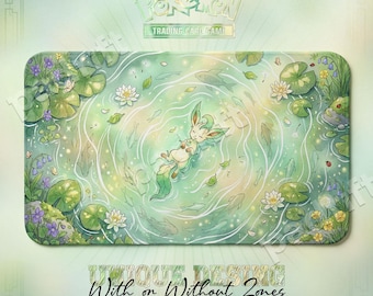 Op de afbeelding: Rechthoekige speelmat met een serene vijverscène en een stripfiguur in het water. De mat heeft een groen-wit kleurenschema, met de tekst "Pokemon Trading Card Game" bovenaan en "Unique Design With or Without Zones" onderaan.